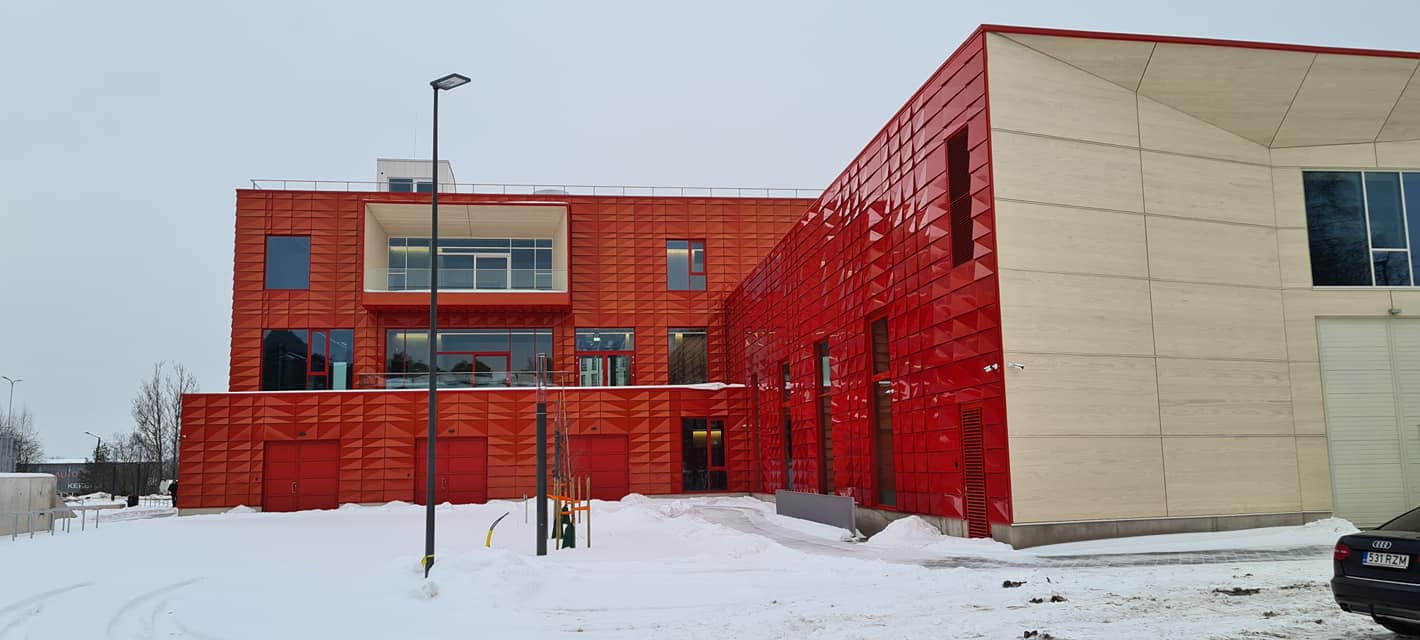 Fasaad alumiinium 3D kasettid ja Accoya puit.